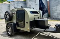 Caravane compacte moderne et étanche, remorque de voyage pliable avec roue de secours pour utilisation tout-terrain en extérieur