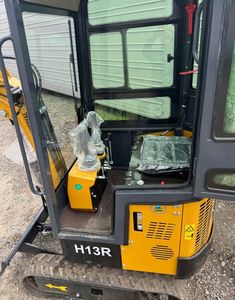 LIVRAISON GRATUITE  AGT H13R EPA CE Moteur 1,2 tonne 13,5 CV mini-excavatrice Cylindre hydraulique Eaton Pompe à engrenages de moteur Boîte de vitesses Engrenage PLC - Product Image 6