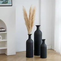 Grand vase de sol argenté avec motif ajouré pour le salon, côté canapé, décoration intérieure moderne, accent décoratif provenant d'Inde