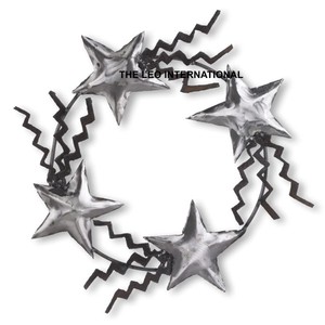 Décoration de Noël moderne : Couronne suspendue artisanale en métal festif, ornement de Noël en aluminium - Product Image 2