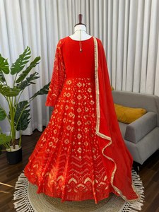 Robe Salwar pakistanaise rouge en tissu faux georgette épais, col rond, longueur ras du sol, pour Mehendi / Sangeet / Réception - Product Image 6