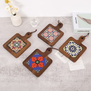 Dessous de plat en bois naturel avec centre en carreaux de céramique pour casseroles et poêles à frire - Product Image 1