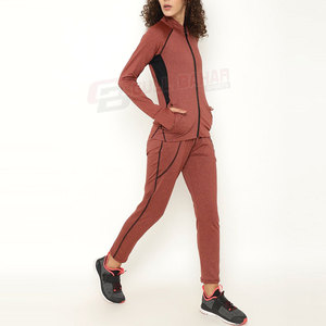 Conjunto Deportivo de Invierno Transpirable para Mujer con Sudadera con Capucha y Pantalones Deportivos de Corte Regular - Product Image 2