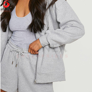 Ensembles de sweat à capuche de haute qualité Ensemble 2 pièces avec logo personnalisé Vêtements de survêtement pour femmes Ensemble confortable short et sweat à capuche en polaire - Product Image 2