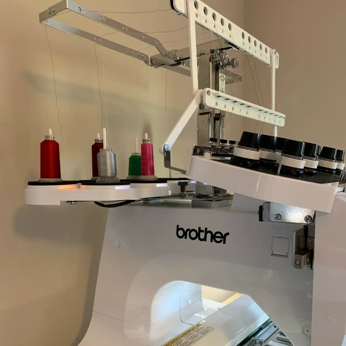 Лучшая цена, 10-игольная промышленная вышивальная машина Brother Pr1000e, компьютеризированная плоская машина с 4 головками и комплектом аксессуаров