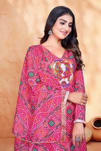 Imprimé Bandhani rose moderne et broderie Kurta avec Dupatta Delta soie et crêpe intérieure-tenue de fête pour les occasions de fête - Product Image 5