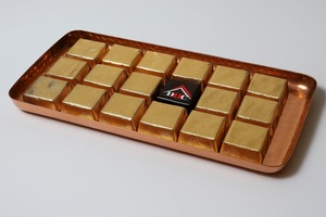 Bandeja metálica decorativa rectangular con acabado dorado ideal para servir chocolates y dulces delicias con estilo - Product Image 2