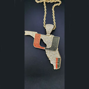 Colgantes y Dijes Deportivos para Hombre Miami Hurricanes Turnover de Plata de Ley 925 Chapados en Oro de 14K con Moissanita de Corte Brillante Redondo - Product Image 5