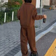 Conjuntos de invierno de alta calidad para mujer, chándales de talla grande de estilo holgado, conjunto de trajes con logotipo personalizado para correr de Color marrón de dos piezas - Product Image 6