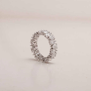 Bague de mariage éternelle en diamant de laboratoire taille poire North South, certifiée sans conflit - Product Image 4