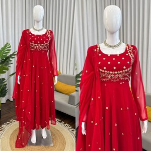 Ensemble haut et pantalon VASTRA COTTAGE en faux georgette brodé avec dupatta, travail de séquence de fils, tenue ethnique de créateur pour femmes - Product Image 6
