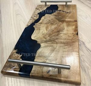 Bandeja para servir de madera de resina epoxi hecha a mano de alta calidad, bandeja decorativa de lujo para comedor de mesa de nuevo diseño para uso doméstico - Product Image 1