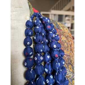 Collar de Cuentas Sari de Seis Hilos - Índigo Bandhani Bohemio Religioso Cristiano Moderno con Cadenas de Cobre en Forma de Bola y Perlas de Ágata para Regalo - Product Image 1