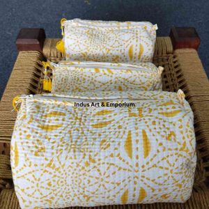 Bolsa de gasa de viaje cosmética acolchada reutilizable de algodón con estampado Floral indio hecho a mano de la mejor calidad, neceser al por mayor - Product Image 1