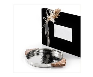 Plateau à chocolat rond martelé avec poignées en bois Design de style classique Plateau de service en métal argenterie par ACME - Product Image 4