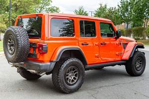 Wrangler Unlimited Rubicon 392 2023, Edición 20 Aniversario, 4x4, ~4,700 Millas, Motor Hemi V8 de 6.4 Litros, Tracción Total Permanente, Color Punk'n Metallic - Product Image 2