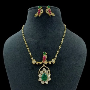 Haute Qualité Plaqué Or Chaîne Pendentif Designer Collier Ensemble Avec Boucles D'oreilles Pour La Collection De Vêtements De Mariage Pour Les Femmes Et Les Filles - Product Image 1