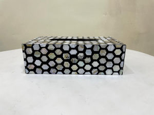 Caja de Pañuelos Decorativa con Diseño de Flores Grabadas, Hecha a Mano, para Habitaciones de Hotel y Decoración de Boutique, Tradebyd - Product Image 5