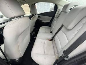 Usado 2019 Toyota Ya RIS Sedan LE - Product Image 5