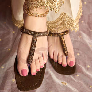 รองเท้าผู้หญิงดีไซน์เฉพาะตัว สีพื้น แบบ Kolhapuri พื้นกันลื่น ผลิตตามสั่ง หน้าผ้ากำมะหยี่ พื้นรองเท้าหนังแท้ ขายส่ง - Product Image 2