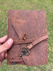 Journal en cuir gaufré personnalisé en pierre d'agate avec motif de gaufrage de fleurs avec clé faite avec des papiers d'aspect ancien - Product Image 3