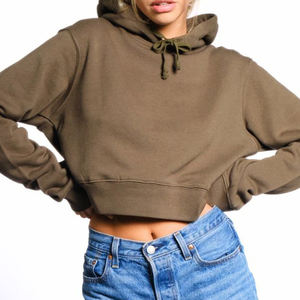 เสื้อครอปฮู้ดดี้คุณภาพสูงสำหรับผู้หญิง สตรีทแวร์แบบกำหนดเองสำหรับฤดูหนาว พร้อมโลโก้ด้านหน้าแบบกำหนดเอง คอฮู้ดดี้ผ้าโพลีเอสเตอร์แบบครอปสำหรับผู้หญิง - Product Image 6