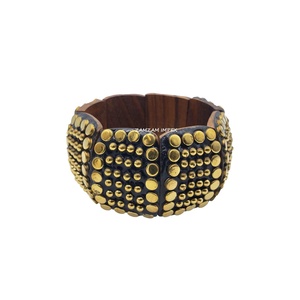 Pulsera de madera elástica gruesa de estilo Tribal bohemio hecha a mano, diseño geométrico tallado con tachuelas de latón, muñequera elástica - Product Image 3