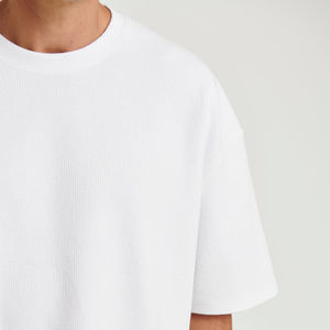 เสื้อยืดผู้ชายสั่งทำ OEM ผ้าหนา สีดำ สไตล์สตรีทแวร์ ผ้าฝ้าย 100% ทรงโอเวอร์ไซส์ 300gsm ไหล่ตก คุณภาพสูง คอริบ - Product Image 3