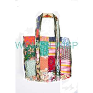 Grand sac fourre-tout matelassé à motif floral et patchwork Design personnalisé Sac à main de plage en coton multicolore pour femmes Sac à bandoulière - Product Image 6