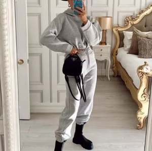 Sweat à capuche à manches longues en coton de haute qualité pour femmes Logo personnalisé Crop Top Streetwear avec capuche en position avant pour l'hiver - Product Image 5