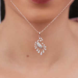 Colgante de diamantes de pavo real de oro rosa Colección de dijes elegantes - Product Image 1