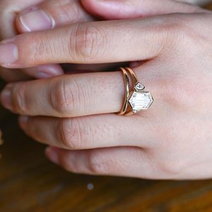 แหวนทอง14K ทรงหกเหลี่ยมตัดด้วยเพชรที่สวยงามแหวนหินสามชิ้นพร้อมชุดวงดนตรีแบบเรียบเครื่องประดับของขวัญสำหรับงานแต่งงานที่สมบูรณ์แบบสำหรับคู่ค้า - Product Image 4