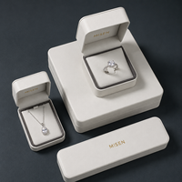 Boîte d'emballage de bijoux en cuir PU ivoire personnalisée en gros avec doublure en velours gris pour bague, pendentif, bracelet OEM