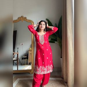 Salwar kameez de luxe en chinon avec un haut orné de broderies lourdes et un pantalon palazzo avec un dupatta en chinon assorti pour la saison des fêtes, directement de l'usine - Product Image 6