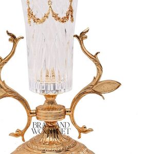 Vase en cristal avec gravures complexes et base en laiton antique avec bras décoratifs dans un design classique luxueux - Product Image 3