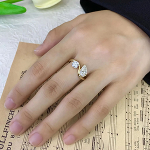 Bague de fiançailles en or 14K 18K avec deux pierres, diamant de laboratoire taille poire et taille ronde, design Toi et Moi, 2 carats, pour femme, à porter au quotidien - Product Image 3