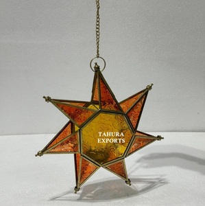 Suspension en verre de Noël tendance avec des formes amusantes et des couleurs ludiques conçues pour ravir les enfants et ajouter des vibrations festives joyeuses - Product Image 3