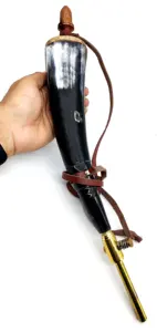 Corne de poudre de buffle artisanale de style nautique de luxe Poudre de pistolet polie de haute qualité avec couvercle en laiton Prix de gros - Product Image 4