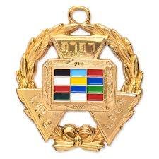 Collier de collège OES Grand Worthy Adah - Plaqué or avec matériau bleu, type de métal plaqué or, laiton - Product Image 3