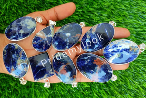 Vente en gros de pendentifs tendance en sodalite de style bohème, collier de lunette plaquée argent, mélange de formes, breloques de mode en laiton pour - Product Image 2
