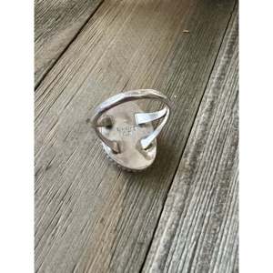 Anillo de Plata de Ley con Turquesa Kingman Hecho a Mano por los Navajo, con Engaste de Oro Rosa, Talla 7.75, Regalo, Marca Privada Licenciada 'IS' - Product Image 5