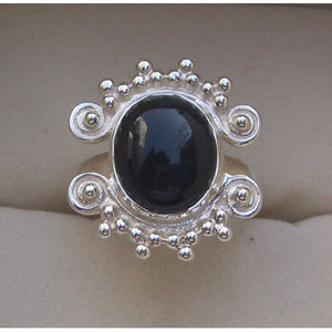 แหวนพลอยออนิกซ์สีดำธรรมชาติสำหรับผู้หญิงจาก Shah Gems แหวนเงินแท้ 925 ประดับพลอยแบบฝังขอบ  ปรับขนาดได้ เหมาะสำหรับเป็นของขวัญ - Product Image 1