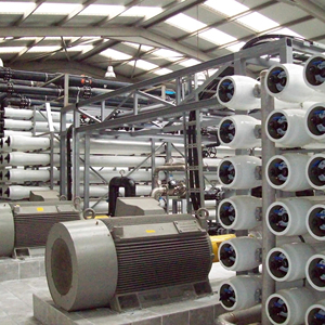 ระบบกรองน้ำทะเลแบบออสโมซิสผันกลับ (RO) ขนาด 5000 ลิตร/ชั่วโมง 5/10/15 กิโลวัตต์ 380 โวลต์ - Product Image 1