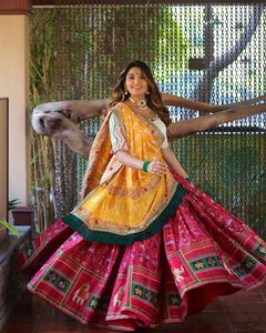 สไตล์บอลลีวูดเย็บปักถักร้อยหนักและหลายทำงานเนยไหม Lehenga Choli สำหรับผู้หญิงพิเศษงานแต่งงาน Lehengha Choli - Product Image 3