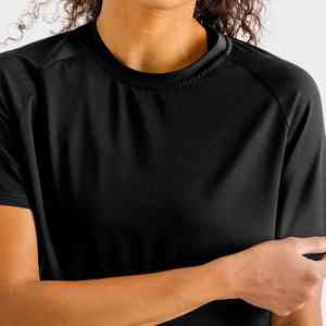 ชุดออกกำลังกายผู้หญิงแบบกำหนดเอง เสื้อยืดน้ำหนักเบาและกางเกงขาสั้น ระบายอากาศได้ดี เหมาะสำหรับออกกำลังกาย โยคะ และวิ่ง - Product Image 5