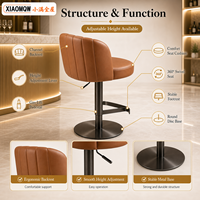 Chaise de bar pivotante réglable de luxe, aspect cuir cognac moderne, avec accoudoirs fixes et structure métallique, pour mobilier commercial de boîte de nuit