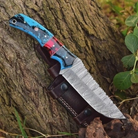 Couteau de camping artisanal en acier Damas, léger, durable, multifonction, lame fixe, bord partiellement dentelé, résine
