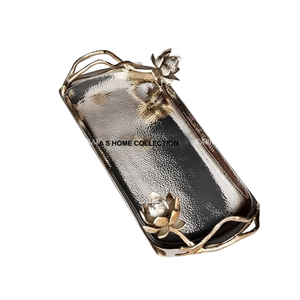 Forme unique en gros métal martelé luxe couleur dorée plateau de petit déjeuner stockage plateaux de service pour Restaurant avec poignée - Product Image 2