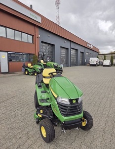 Cortadora de Césped John Deere X950R de Gasolina, Motor de 4 Tiempos de 5.5 HP y 173 cc, Alto Rendimiento, Caja Recolectora de Césped de 150 L, Chasis de Acero - Product Image 4