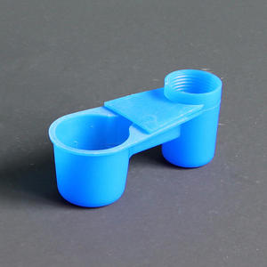 Abreuvoir portable en plastique pour oiseaux, capacité 6L, avec bouteille robuste, idéal pour les animaux d'extérieur en voyage - Product Image 2